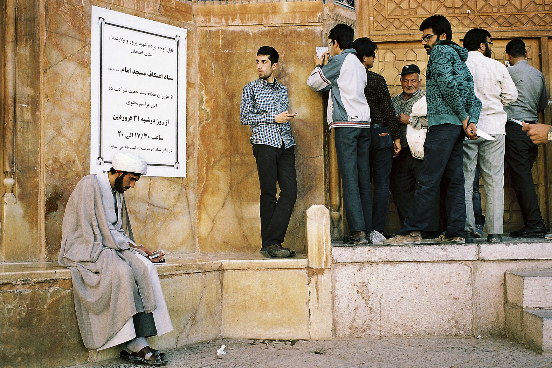 Hommes devant la mosquée masjid Imâm