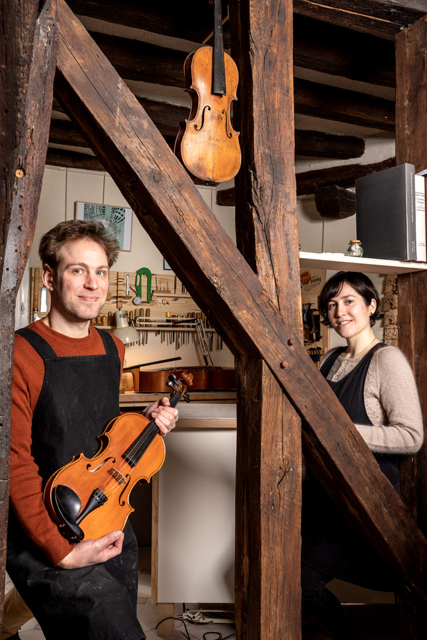 Vincent Lemoine et Rachel Copin, luthiers dans leur atelier à Blois - Pour Blois Mag - mars 2023