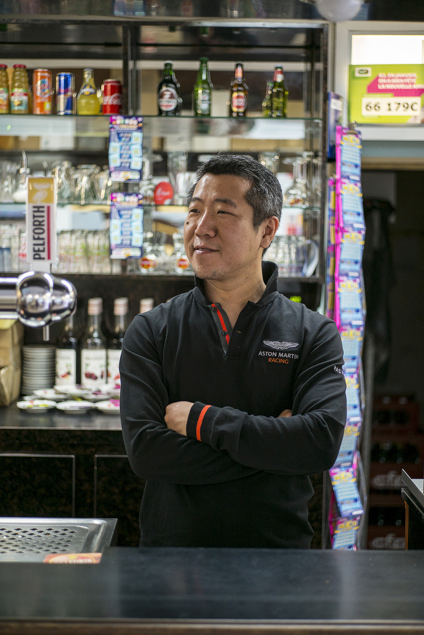 Li Gangshu, gérant d'un Bar Tabac PMU - Pour Le Monde - juillet 2019